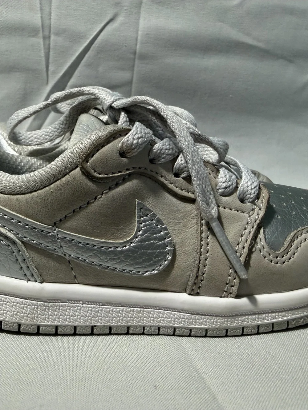 Nike Kids Low-Top Sneakers in Gray and Silver
